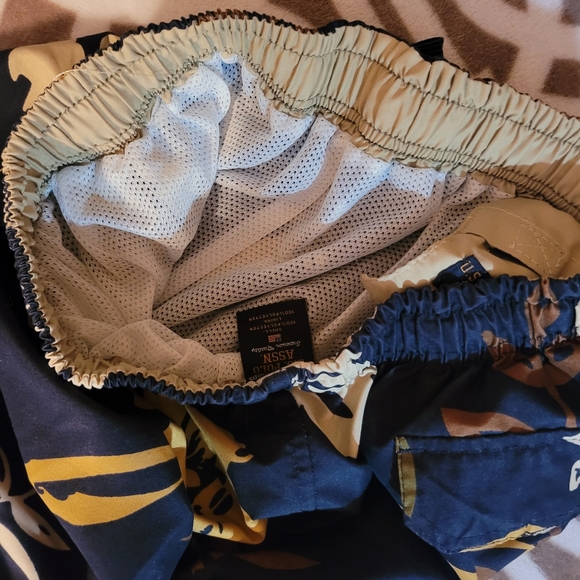 Mens US Polo Assn. swim trunks, sz. XL, hibiscus print, navy, yellow, cream - Picture 7 of 11